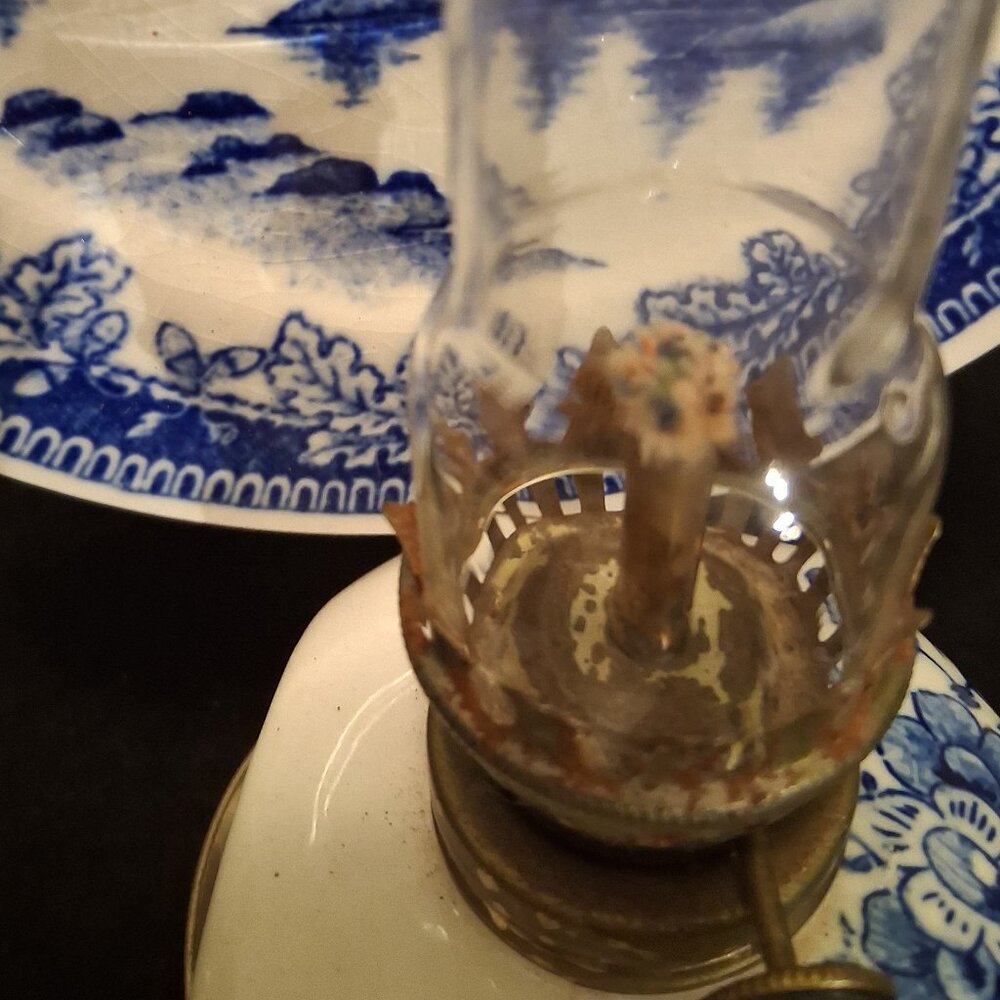 Vint'g 1955-68 Blue & White Japan Porcelain Oil Lamp w/Chimney & Matching Plate - Picture 9 of 13